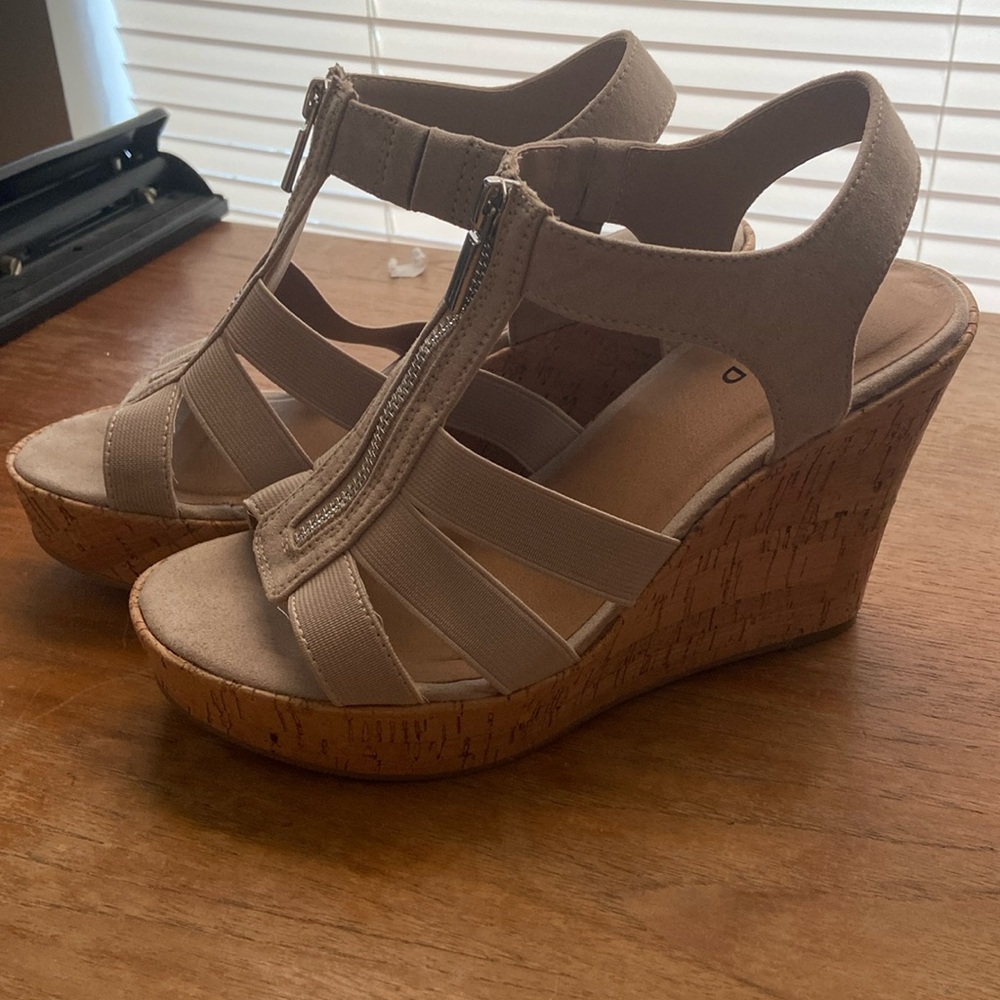 6.5 WW Stretch Front Zip Wedge (BRAND NEW)